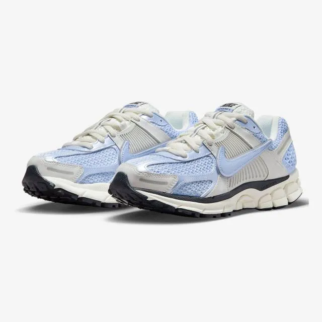 Nike women's air zoom vomero 5 (royal tint/ photon dust/ royal tint/ gridiron/ sail/ chrome) sizes 6